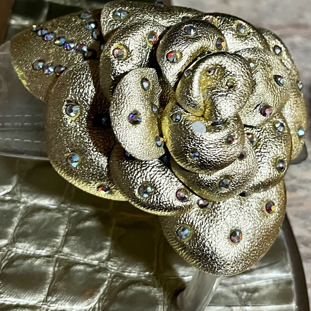 Stuart Weitzman gold and clear thong sandals with embossed blingy flower - Picture 8 of 12